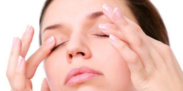 How to Massage Eyelids